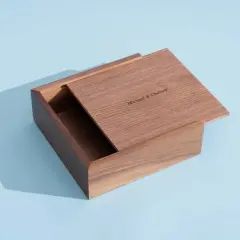 Boîte en bois ouverte avec inscription "Michael & Chelsey" sur le couvercle.
