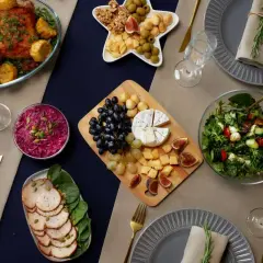 Un festin pour une communion : poulet rôti, plateau de fromages, salade fraîche, crudités et charcuterie. Une belle idée repas communion pour 20 personnes.