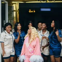 Groupe de femmes en pyjama, la future mariée au centre avec une ceinture "Bride to Be". Parfaites idées enterrement de vie de jeune fille original.