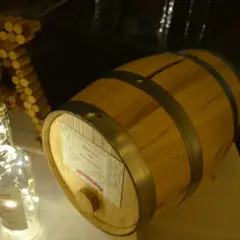 Urne mariage tonneau de vin, décorée de guirlandes lumineuses et de bouchons.