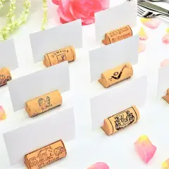 Marque place bouchon de vin décorés de châteaux, coqs et noms de domaines. Parfait pour une table de fête champêtre.