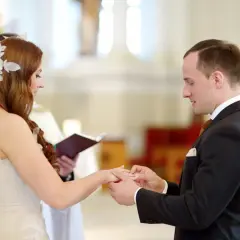 Le marié passe la bague à la mariée lors de leur mariage à l'église.