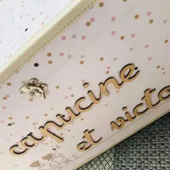 Boîte souvenir mariage personnalisée avec les prénoms "Capucine et Victor" en lettres dorées sur fond à pois.