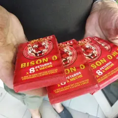 Des pétards "Bison O" sont tenus dans des mains. La question est : a-t-on le droit de faire péter des pétards ?