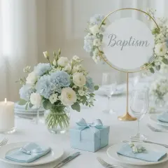 Table dressée pour un baptême de garçon avec fleurs bleues et blanches, bougie, et cadeau. Une belle idée déco baptême garçon à faire soi même.