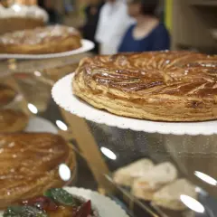 Galettes des Rois dorées, parfaites pour célébrer qu'est ce que l'épiphanie. Des pâtisseries feuilletées invitent à la dégustation.