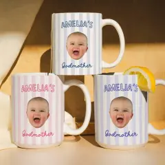 Trois tasses personnalisées avec la photo d'un bébé souriant, destinées à une parrain et une marraine.