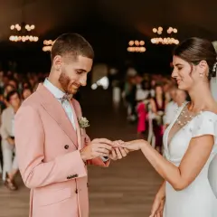 Mariage : le marié met la bague à la mariée. Comment choisir son photographe de mariage pour immortaliser ce moment ?