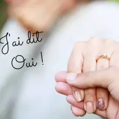 Un texte fiançailles original : "J'ai dit Oui !" sur une image de mains tenant un anneau de fiançailles.