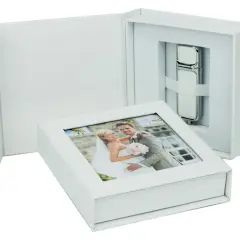 Boîte blanche avec une photo de mariage sur le couvercle et une clé usb personnalisée mariage à l'intérieur.