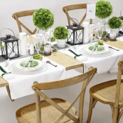 Une table dressée avec élégance pour la préparation au baptême. Boules de verdure, lanternes et vaisselle fine créent une ambiance champêtre chic.