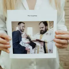 Carte "Mon baptême" : un père présente son bébé à un prêtre. Jolis textes pour baptême parents.
