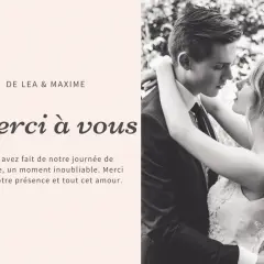 Carte de remerciements mariage de Léa & Maxime. Le couple s'embrasse tendrement.