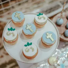 Délicieux cupcakes et cake pops pour une idée apéro baptême pas cher. Décorés de croix dorées et de lettres, parfaits pour célébrer.