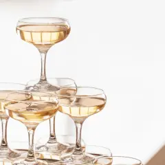 Une pyramide de coupes de champagne, prête pour un mariage festif.