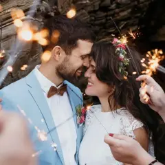 Un couple s'embrasse tendrement, entouré de feux de Bengale. Une **cérémonie laïque originale** pleine de joie et d'amour.