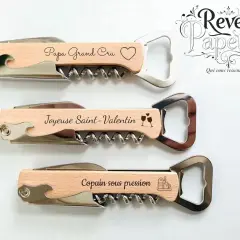 Trois décapsuleurs en bois gravés : "Papa Grand Cru", "Joyeuse Saint-Valentin", "Copain sous pression". Parfaits comme cadeau de mariage.
