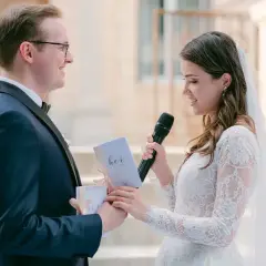 La mariée lit son discours de mariage à son frère, un moment émouvant.