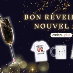 Verres de champagne pétillant pour le 31 décembre, avec des cadeaux personnalisés : t-shirt, mug et cadre photo familial.