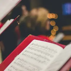 Partition de musique dans un livre rouge, prête pour la musique d'entrée d'un mariage à l'église.