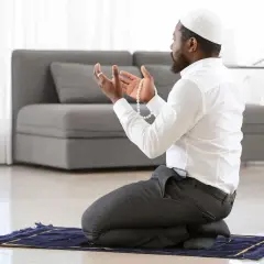 Homme en prière, tenant un chapelet, une invocation pour la circoncision dans l'islam.