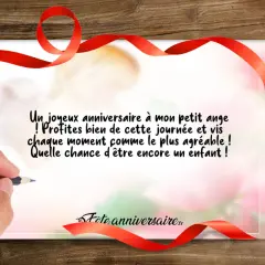 Un poème d'anniversaire pour un petit ange, écrit avec un crayon sur un fond doux. Un souhait de profiter de chaque instant.