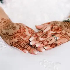 Mains ornées de henné, un art traditionnel pour célébrer la beauté, peut-être pour un mariage ou un événement islamique.