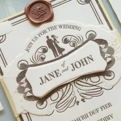 Comment faire un faire part de mariage : invitation élégante avec sceau de cire, couple stylisé et noms "Jane et John".