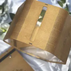 Urne plexiglass mariage en bois gravé, avec une fente pour les vœux. Parfait pour une décoration champêtre.