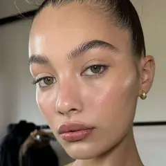 Maquillage naturel pour un mariage nude : peau lumineuse, sourcils brossés, lèvres douces. Un look frais et élégant.