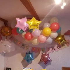 Ballons en étoile, lune, soleil et nuage flottent joyeusement, mais attention au danger de l'hélium pour les enfants.
