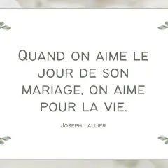 Citation pour des vœux mariage laïque : "Quand on aime le jour de son mariage, on aime pour la vie." Joseph Lallier. Décor floral blanc.