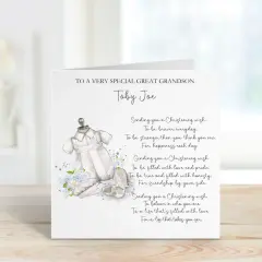 Carte de baptême pour Toby Joe, avec une tenue de bébé et des fleurs bleues. Un doux message de baptême pour un petit-fils.
