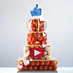 Pièce montée en choux, décorée d'un pouce levé et d'un logo YouTube. Peut-on faire une pièce montée en choux la veille ? Oui, pour un résultat aussi réussi !