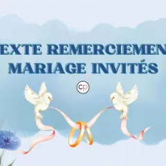 Texte remerciement mariage : deux colombes portent des rubans roses qui soutiennent des alliances. Fleurs bleues et blanches décorent le fond.