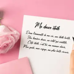 Une rose rose pâle et une carte avec un poème pour dire "bonne fête maman".