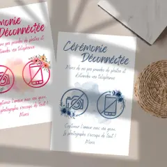 Deux affiches "Cérémonie Déconnectée" demandent de ne pas prendre de photos et d'éteindre les téléphones. Elles invitent à profiter de l'instant présent.