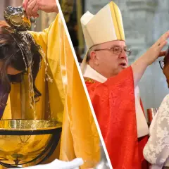 Cérémonie de baptême sous condition : une femme est aspergée d'eau, tandis qu'un évêque bénit une autre femme.