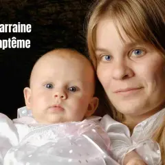 Texte de marraine pour un baptême : une jeune femme blonde tient un bébé en tenue de baptême.