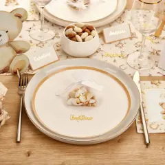 Décoration de table pour baptême avec des oursons et des dragées, symbolisant la douceur et la tradition.