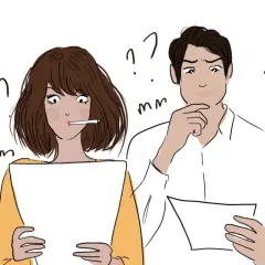Un couple perplexe devant un projet de faire part. Des points d'interrogation et des "mm" flottent autour d'eux.