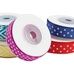 Rouleaux de rubans colorés : turquoise à chevrons, jaune à chevrons, rose à pois, bleu et rouge à étoiles. Parfaits pour décorer des cadeaux ou créer des serpentins festifs.