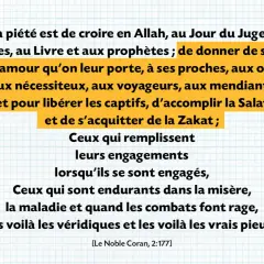 Extrait du Coran sur la piété : foi, charité, patience. Un guide pour les croyants, comme un parrain marraine islam.