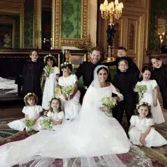 Le couple royal Harry et Meghan, entouré d'enfants d'honneur, pose pour une photo de famille lors de leur mariage.