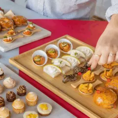 Plateau de mini-burgers et amuse-bouches variés, une belle fête retraite idée.