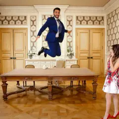 Un marié saute de joie dans la salle de la mairie, sa future épouse le regarde avec surprise. Le dossier mariage mairie est prêt !