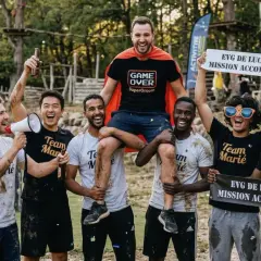 Des amis célèbrent la réussite d'un enterrement de vie de garçon. Le marié, en cape de super-héros, est porté par ses amis. Mission accomplie !