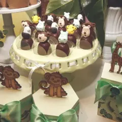 Délicieux bonbons animaux pour une animation baptême sur le thème de la jungle. Singes, zèbres et girafes en chocolat.