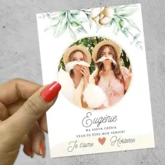 Carte "texte demande témoin mariage originale" avec deux jeunes femmes portant des moustaches en barbe à papa. Eugénie demande à Hortense d'être sa témoin.