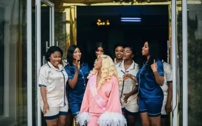 Groupe de femmes en pyjama, la future mariée au centre avec une ceinture "Bride to Be". Parfaites idées enterrement de vie de jeune fille original.